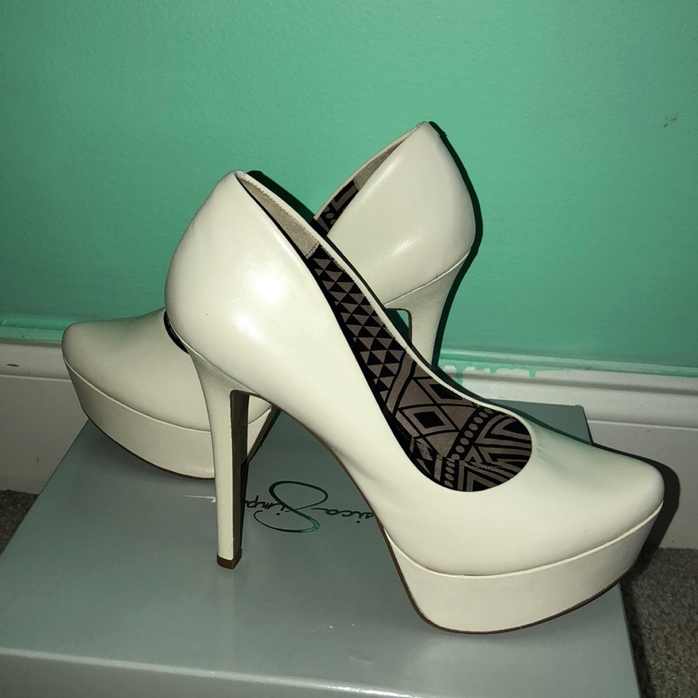 Jessica Simpson pumps